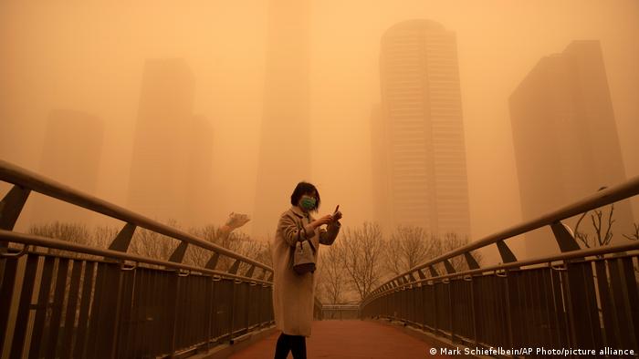 Alerta amarilla: Pekín amanece envuelta en una asfixiante niebla marrón por tormenta de arena