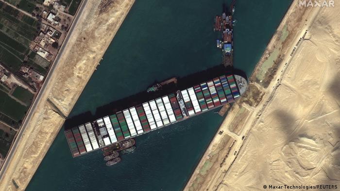 Un error humano pudo haber causado encallamiento de buque en canal de Suez
