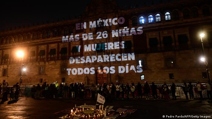 Protestan por violencia machista en Palacio Nacional de México