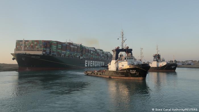 Portacontenedores Ever Given es desencallado y se reanuda tráfico en el Canal de Suez