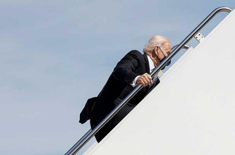 Joe Biden pierde el equilibrio y tropieza tres veces en escaleras de avión presidencial