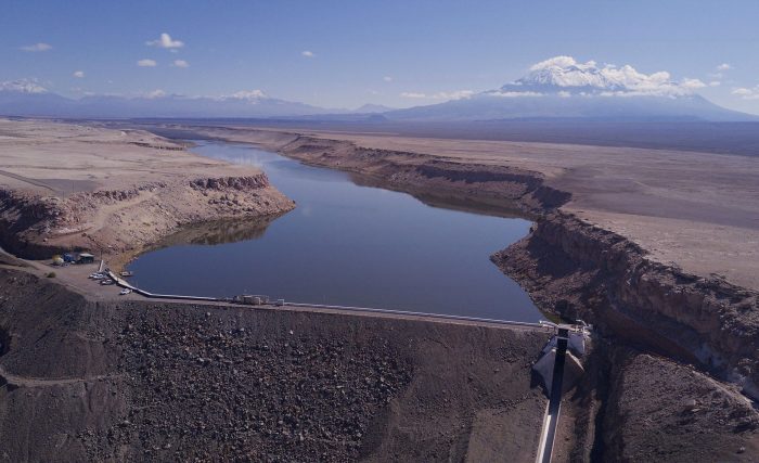 Estudio a 92 Constituciones identifica a Chile como el único país con expresa propiedad privada de derechos de agua