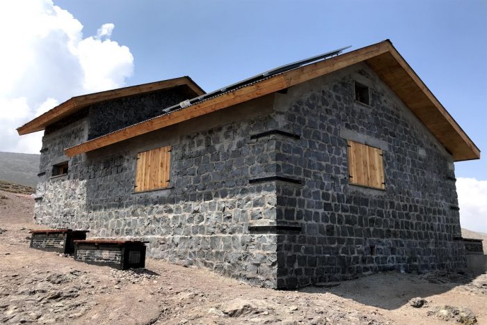 Casa Von Kiesling y Refugio Alemán: las restauradas alternativas recreativas de montaña dentro de Santiago 