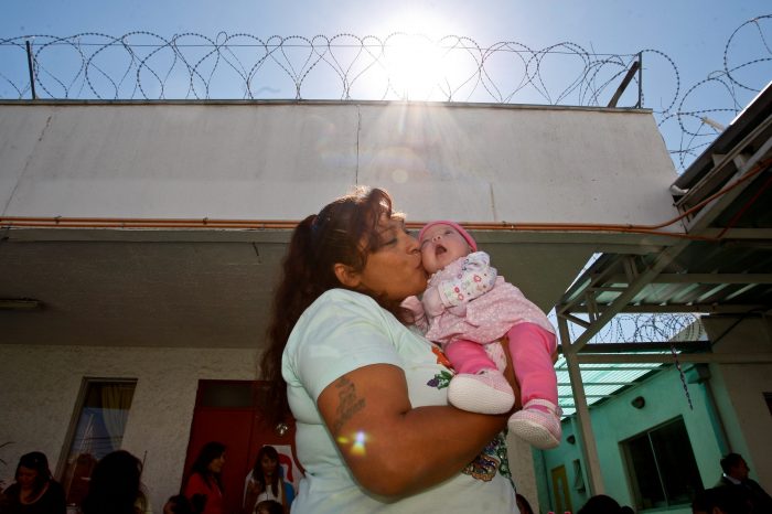 Pandemia tras las rejas: casi un año sin que madres privadas de libertad puedan ver a sus hijas e hijos