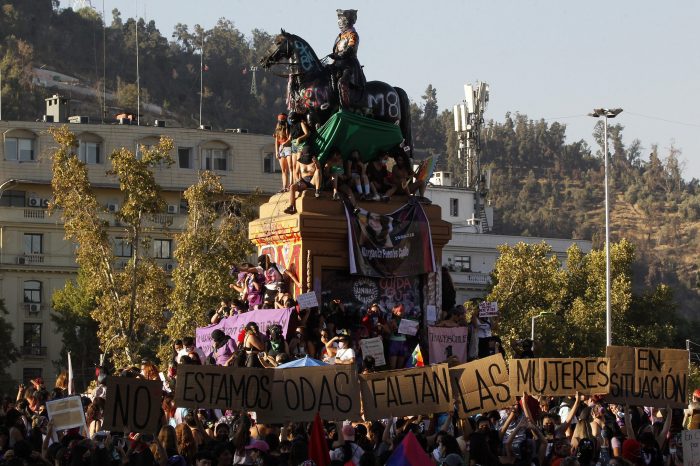 Balance de Carabineros por el 8M: 20 mil personas asistieron a las manifestaciones en la RM