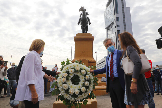 Desconocidos retiran arreglos florales dejados por exmilitares a estatua de Baquedano