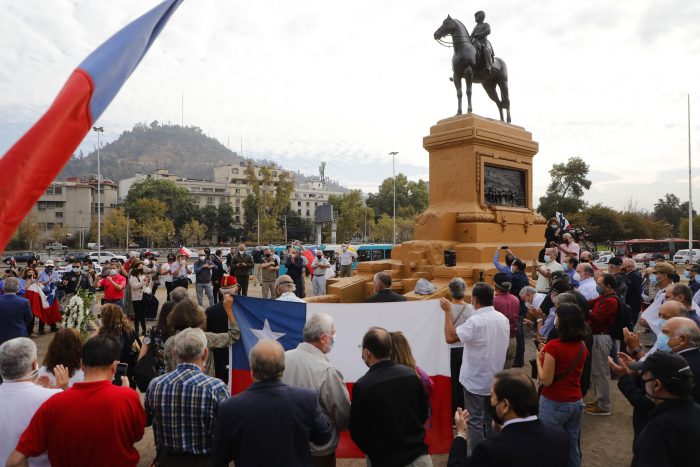 Militares en retiro se reunieron en Plaza Italia para rendirle homenaje a la estatua del general Baquedano en medio de su retiro para su reestructuración