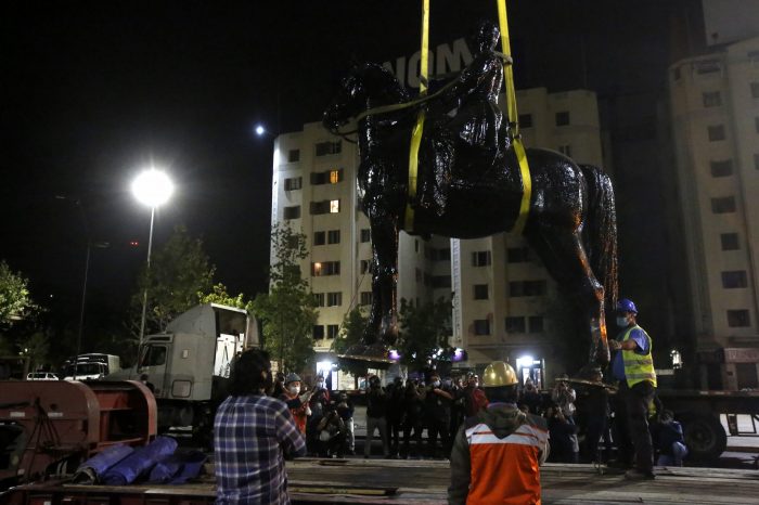 Adiós General: Con honores  retiran la estatua de Manuel Baquedano para ser sometida a una restauración