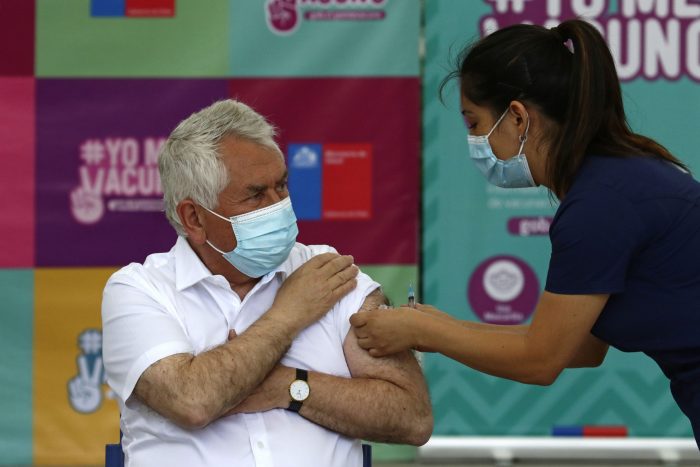 Ministro Paris recibe la segunda dosis de la vacuna y advierte a la ciudadanía que «la pandemia continúa»