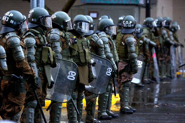 Primer viernes de manifestaciones ante muro de acero en Plaza Baquedano: Carabineros insiste en copamiento