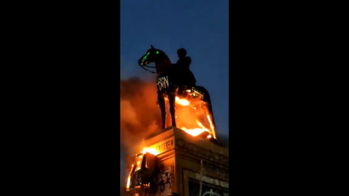 Ejército repudió incendio a estatua de Baquedano: «Los cobardes desadaptados que cometieron este acto indignante son antichilenos»