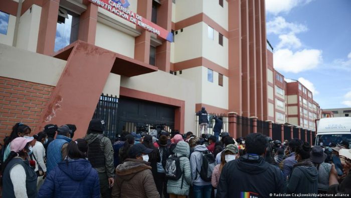 Bolivia: asamblea universitaria termina con al menos cuatro muertos y más de 50 heridos producto de una granada de gas lacrimógeno