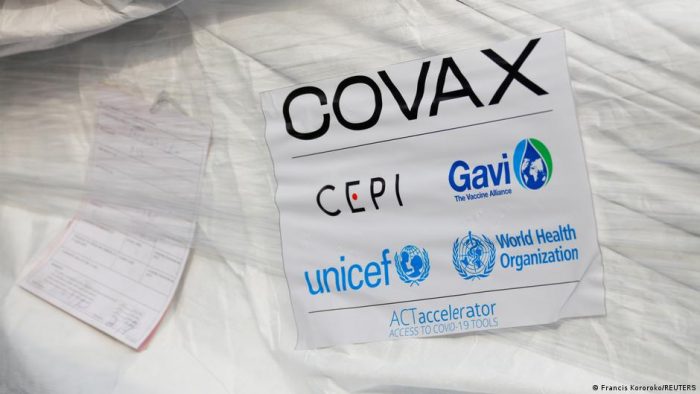 Presidente de Ghana recibe primera vacuna COVAX en el mundo
