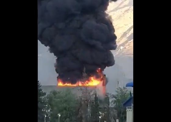 Planta de Codelco en Los Andes sufre gran incendio donde se observa una gigante columna de humo