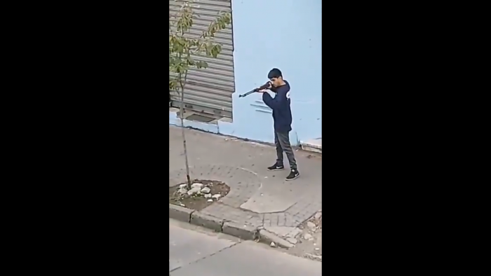 Joven se apostó con rifle frente a comisaría de Concepción y apuntó a funcionarios de Carabineros
