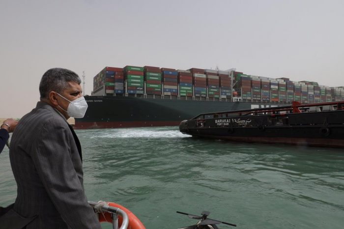 Fracasa primer intento de reflotar megabuque encallado en canal de Suez