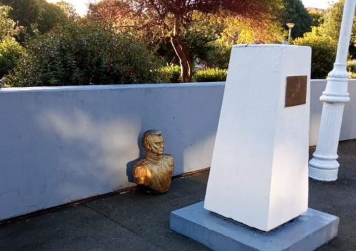 Armada denuncia remoción de busto de O’Higgins en Castro
