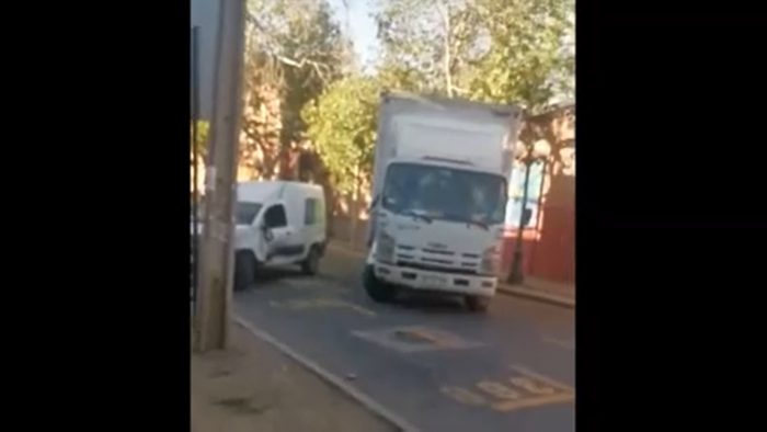 Insólito: camión chocó varias veces contra auto y derribó poste en Providencia