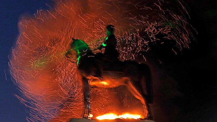 CDE presenta querella por quema de estatua de Baquedano