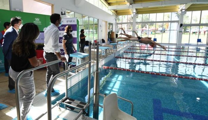 Plan energético transforma piscina municipal de Peñalolén en la primera fotovoltaica del país