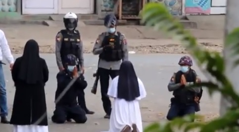 Monja católica que se arrodilló frente a fuerzas militares para frenar la represión en Birmania se volvió viral en internet