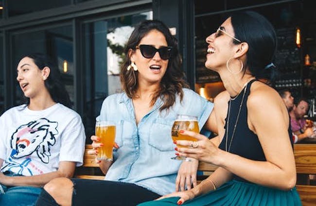 La cerveza es paritaria: mujeres aumentan preferencia por esta bebida