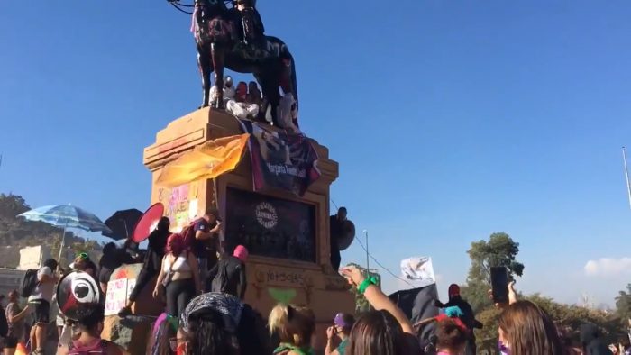 8M: hombres encapuchados intentaron tumbar estatua de Baquedano en medio de manifestaciones