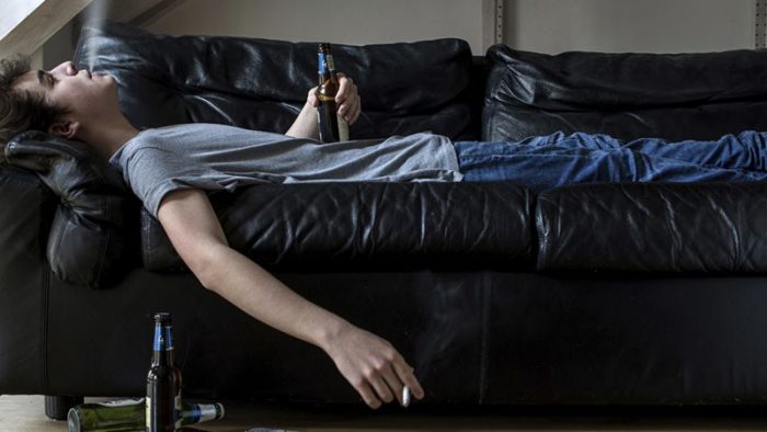 Por qué las consecuencias de llevar una vida sedentaria son «comparables con las de fumar»