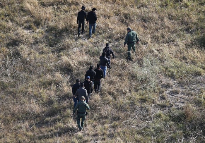 «Me dejaron botado»: niño abandonado en la frontera ya está en Texas