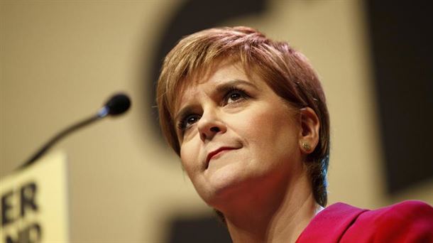 Primera ministra de Escocia dice que alza de casos en Chile «sirve como advertencia por si las restricciones se alivian demasiado rápido»