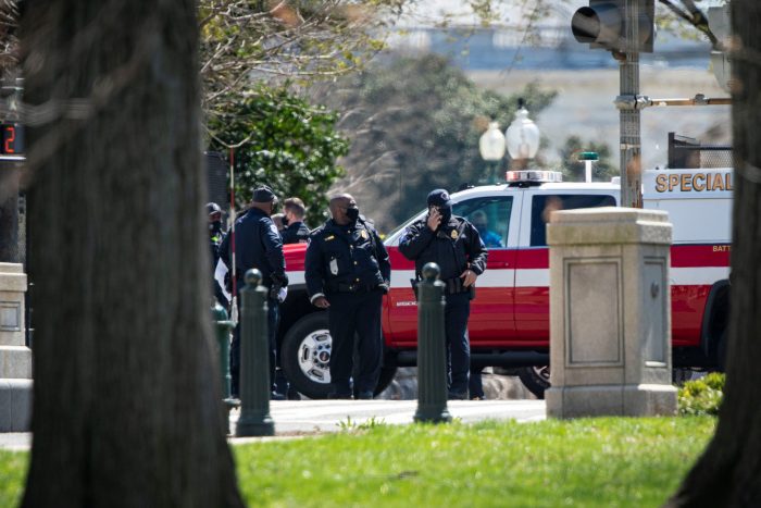 Oficial de policía muere en ataque con una moto al Capitolio de EEUU