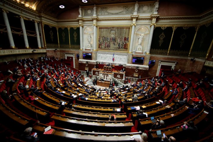 Francia prohíbe el sexo con menores