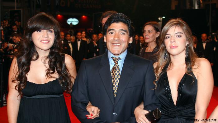 Abogado de Maradona: sus hijas le robaron y lo abandonaron