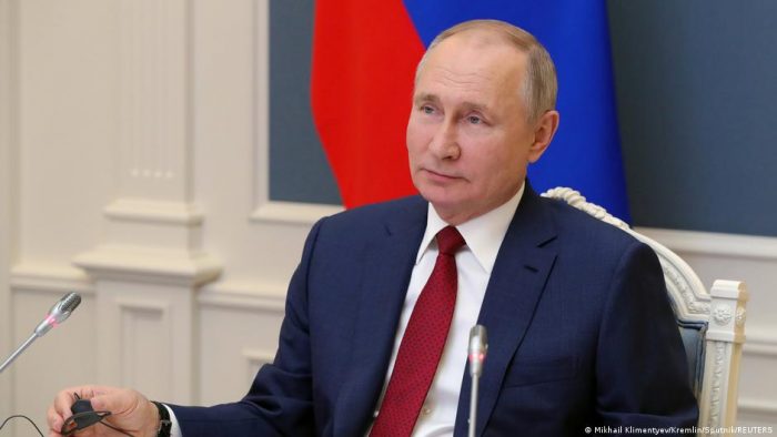 Putin firma ley que le permite quedarse en el poder hasta 2036