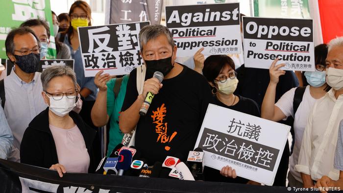 Condenan en Hong Kong a nueve veteranos activistas prodemocracia
