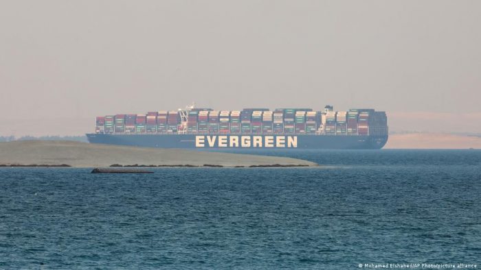 Egipto reclama indemnización de 900 millones de dólares por bloqueo del canal de Suez