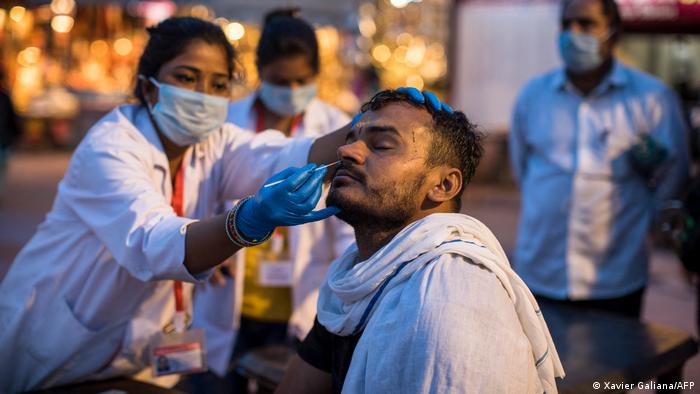 India rompe récord mundial de contagios en un día