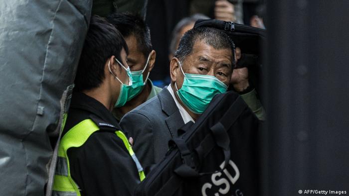 Hong Kong: 14 meses de cárcel a magnate por participar en protestas