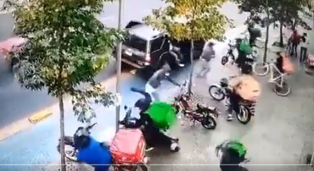 Grupo de desconocidos atacó con objetos contundentes a repartidores de delivery en Santiago Centro