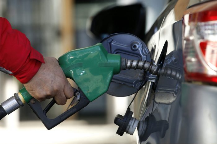 Bencinas tocan máximos no vistos desde 2014 y se esperan más alzas: gasolina de 93 octanos podría llegar a $900 en julio