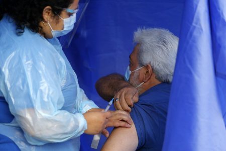 Diputados DC Víctor Torres y Gabriel Silber piden al Gobierno terminar con calendarización y aplicar vacuna contra el Covid-19 a todos los grupos etarios