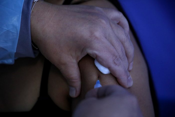 Los «rezagados» superan el millón: un 17% de los chilenos de 50 años o más no se ha vacunado contra el Covid-19 pese a estar convocados
