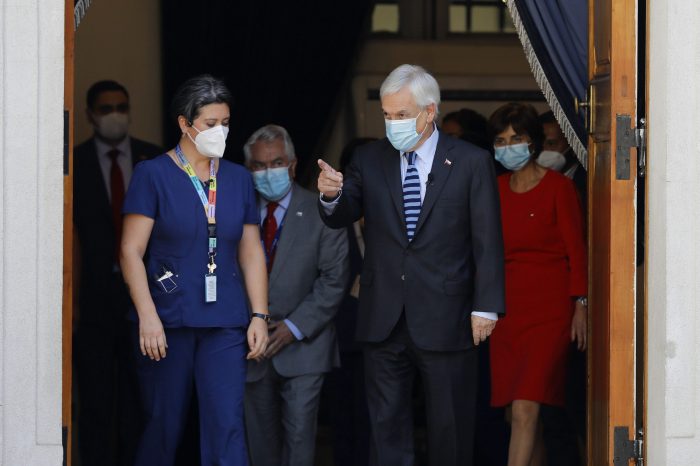 Presidente Piñera reconoce labor de trabajadores de la salud en la pandemia y llama a los jóvenes a que «no jueguen con sus vidas»