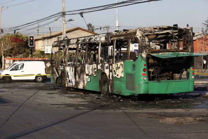 Encapuchados quemaron bus del Transantiago en Pedro Aguirre Cerda y dejaron panfletos en apoyo a los presos anarquistas