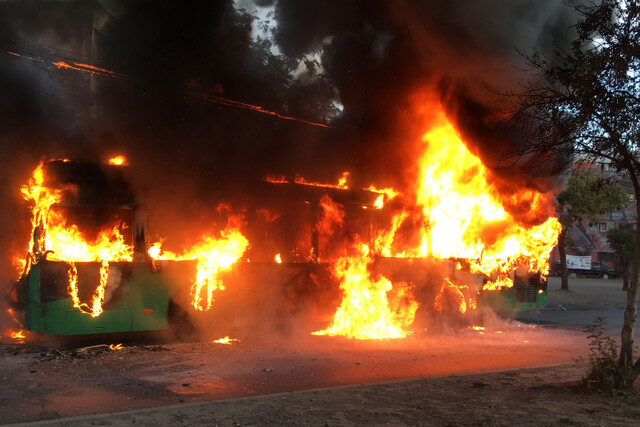 Queman bus del transporte público en Villa Francia: vehículo fue consumido por las llamas