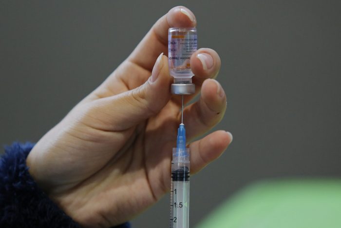 Chile sigue vacunando con rapidez pero alza de contagios genera incertidumbre