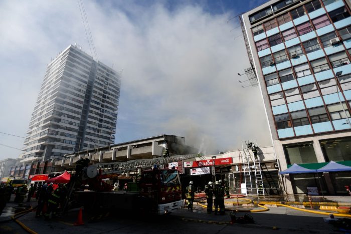 Incendio consumió tres locales en el centro de Concepción: vacunatorio contra el Covid-19 tuvo que ser evacuado