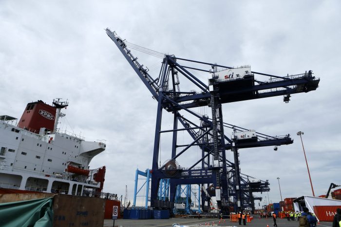 Consejo Internacional de Trabajadores Portuarios advierte al Gobierno con «bloqueo mundial de cargas proveniente de Chile» tras requerimiento en el TC por retiro de fondos