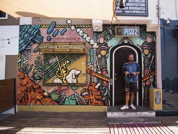 Artista alemán inaugura mural en Santiago