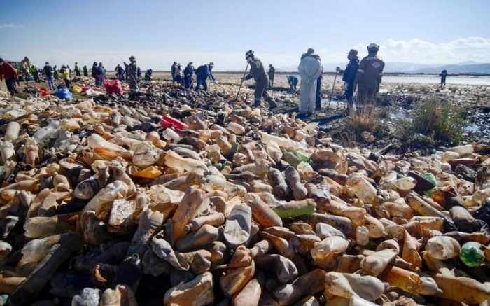 «De plástico»: Limpiando el lago Uru Uru de Bolivia